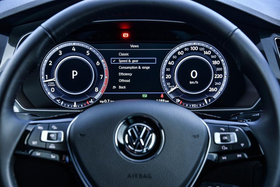 Панель приборов Volkswagen Tiguan R-Line 2016 года  (ZA) (фото 7 из 30)